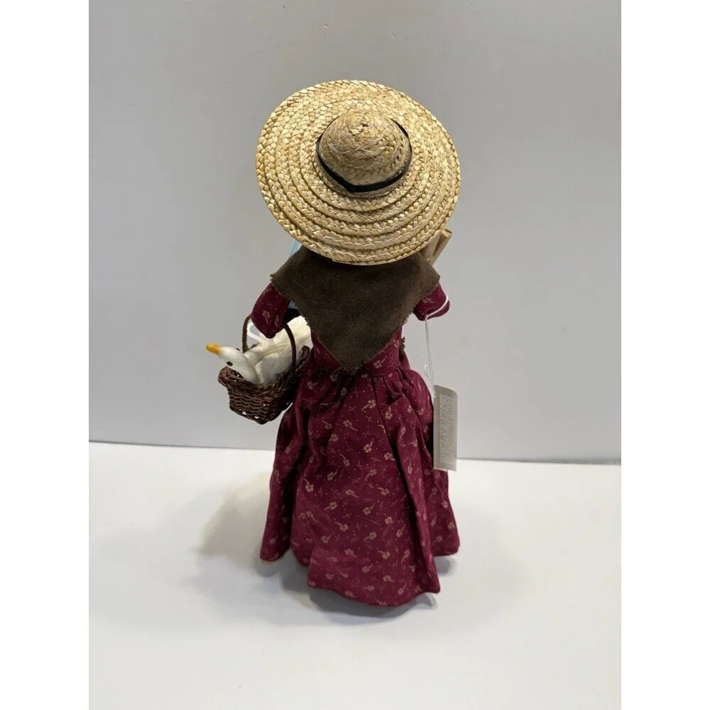 Byers Choice 2006 Williamsburg Woman Shopper Holding Basket Goose Candle Bread